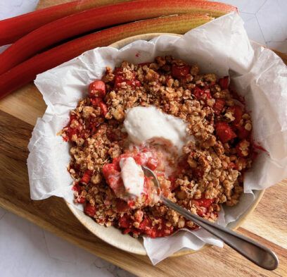 vegan rhubarb crumble