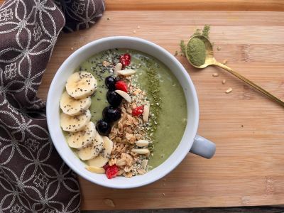 Photo of vibrant green pandan matcha smoothie bowl